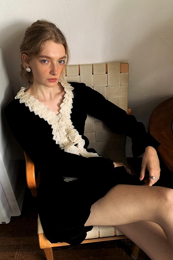 Kardigan z falbanką i dekoltem w serek Esther