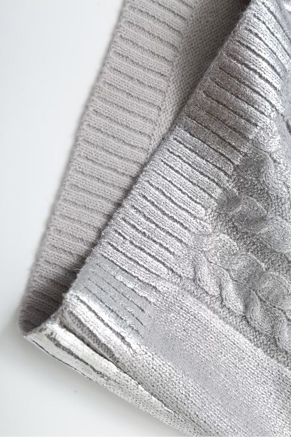 Sweter Genevieve z metaliczną folią i splotem kablowym