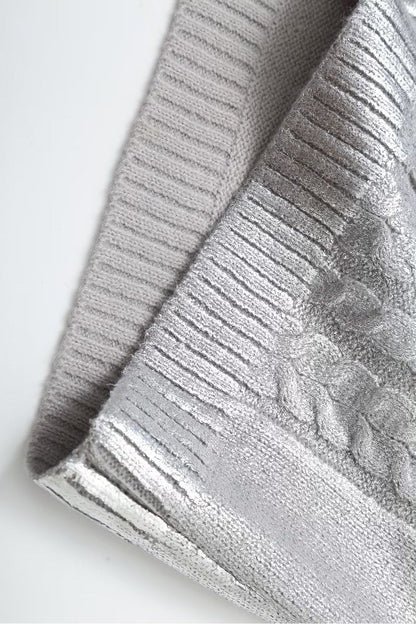 Sweter Genevieve z metaliczną folią i splotem kablowym