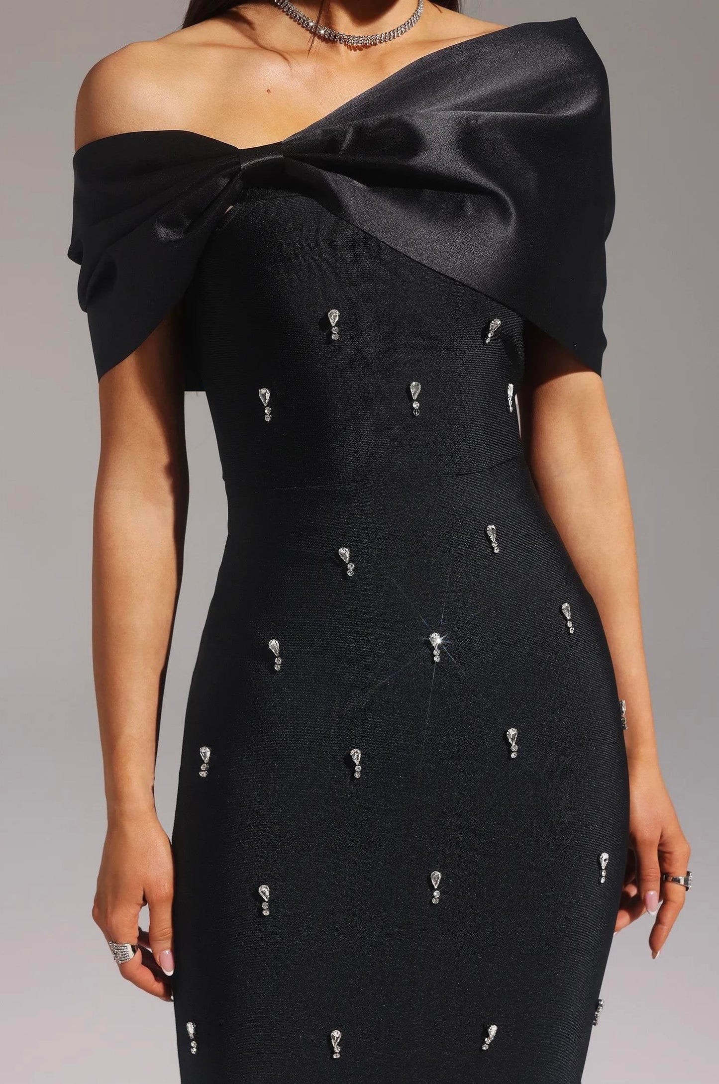 Emly Kristal Taş İşlemeli Maxi Elbise-Siyah