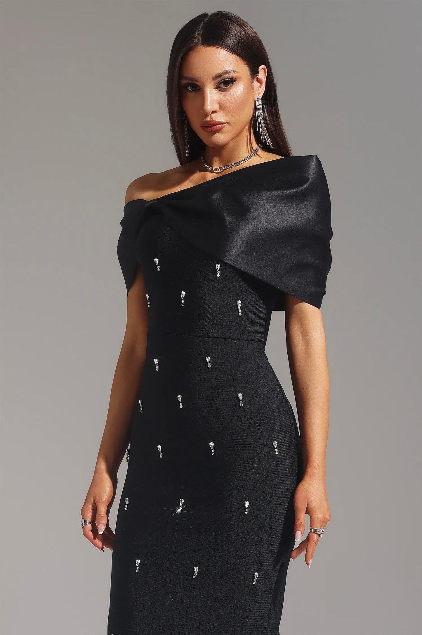 Emly Kristal Taş İşlemeli Maxi Elbise-Siyah